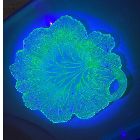 Vintage Indiana Green Depression Glass Pebble Leaf Twiggy Uranium Vaseline - Picture 2 of 4